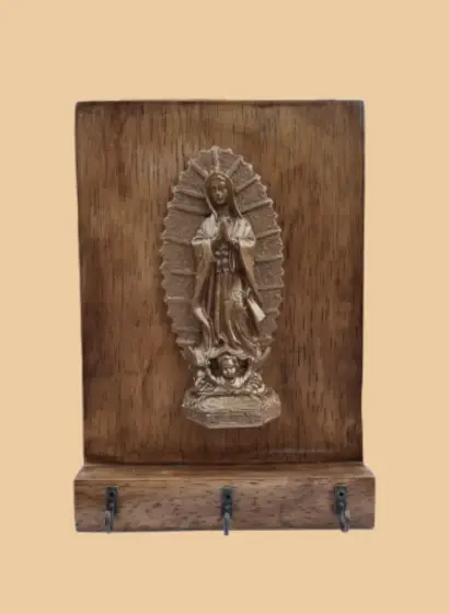 Virge de Guadalupe sobre madera natural